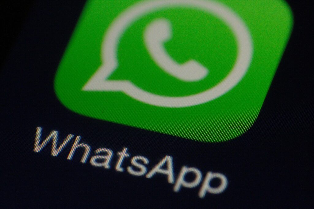 Imagem com ícone do aplicativo sobre API WhatsApp